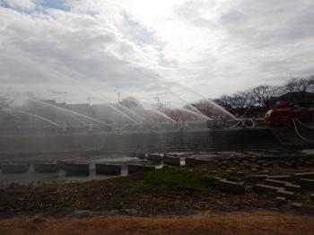 一斉に放水している様子 一斉に放水している様子