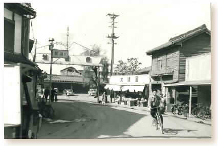 昭和時代の羽犬塚駅前の様子
