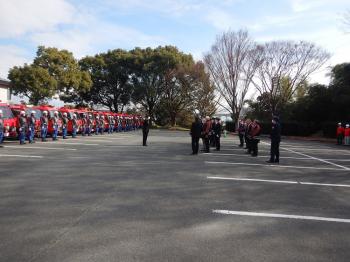 消防車の前に並ぶ隊員の写真 消防車の前に並ぶ隊員の写真
