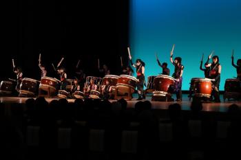 太鼓をたたくアトリエスカイの皆さんの写真 太鼓をたたくアトリエスカイの皆さんの写真