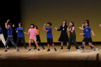 青やピンクのTシャツでパフォーマンスする子ども達の写真 青やピンクのTシャツでパフォーマンスする子ども達の写真