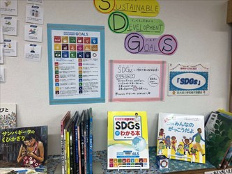 図書館での特設コーナーの写真 図書館での特設コーナーの写真