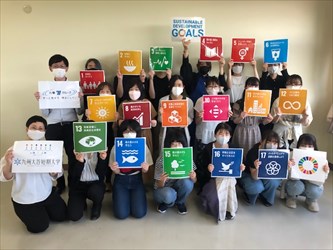 SDGsのロゴを持った子供たち SDGsのロゴを持った子供たち