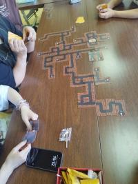 カードゲームをしている様子