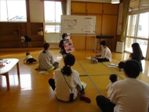 ファミリーサポートセンターの案内を受ける家族の写真 ファミリーサポートセンターの案内を受ける家族の写真