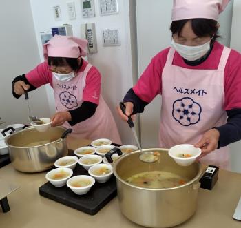 味噌汁配付 味噌汁配付