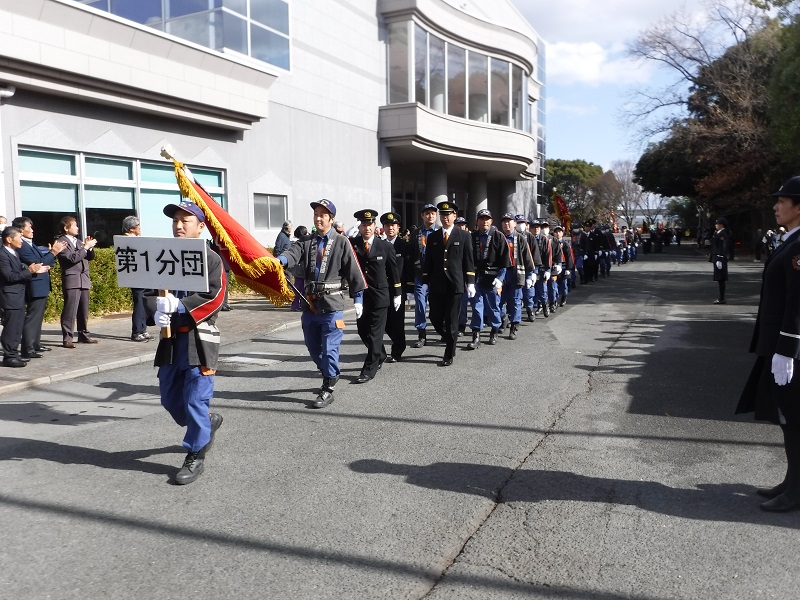 消防団員の行進