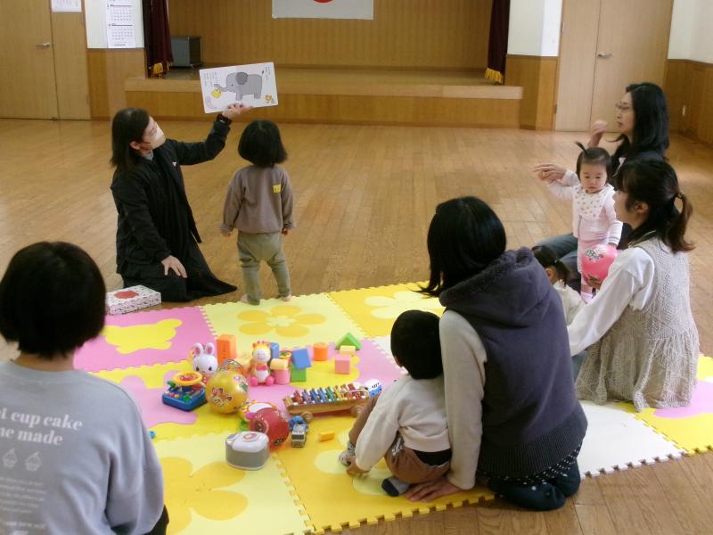 絵本の読み聞かせ