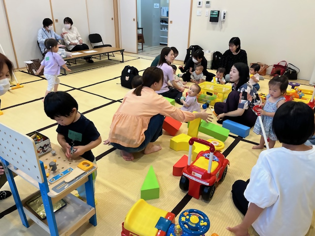 おもちゃで遊ぶ様子