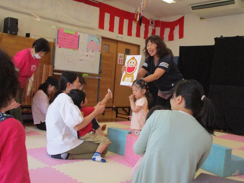 劇をみんなで見る様子