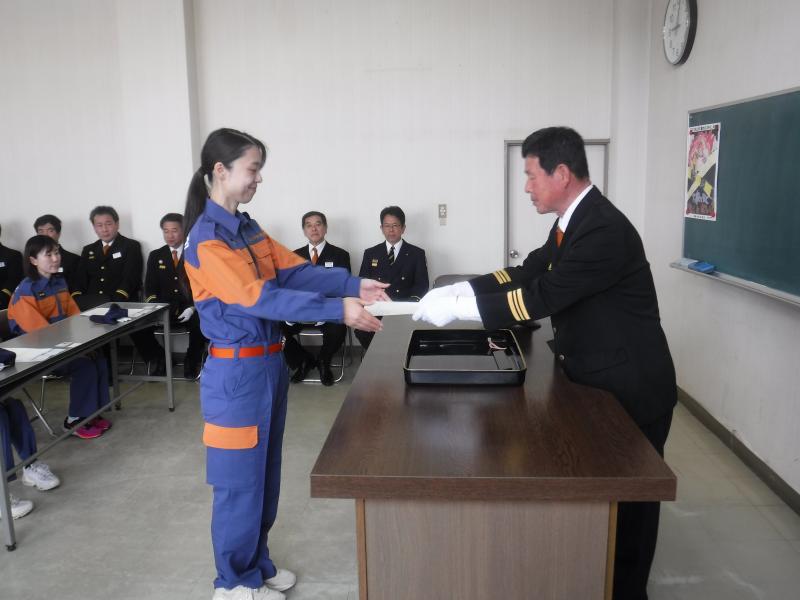 団長から新入団員への辞令交付