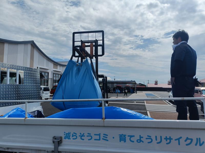 搬送した備蓄品をトラックから下ろす様子