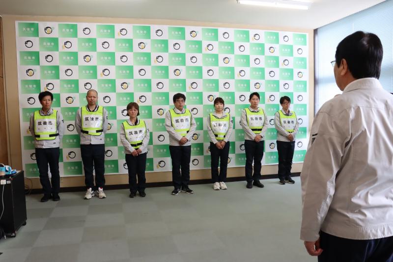 西田市長から激励をうける派遣職員