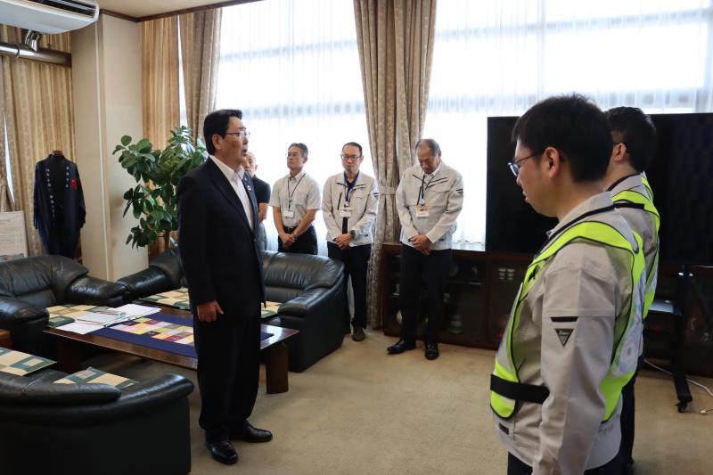 市長の激励をうける職員